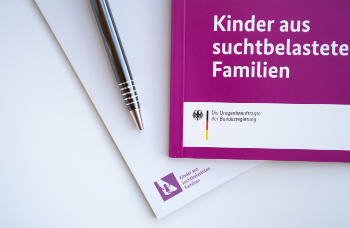 Kinder aus dem Schatten Editorialdesign Logodesign